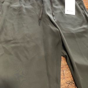 NWT Lululemon On The Fly Joggers size 12 Olive